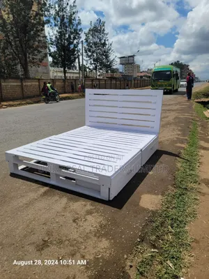 Detachable White Pallet Bed - 5*6 Bed