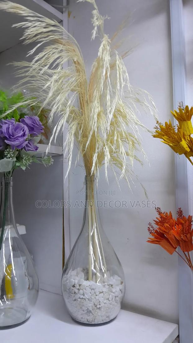 White Pebble Stones, Vase and Pampas Grass - main view