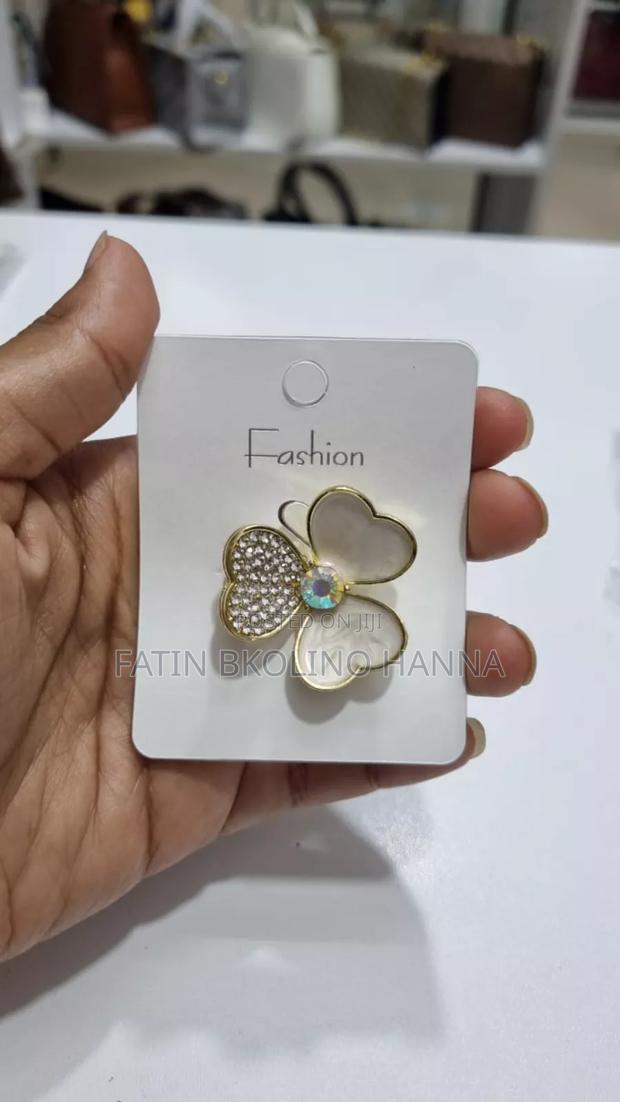 White Floral Brooch - thumbnail 2