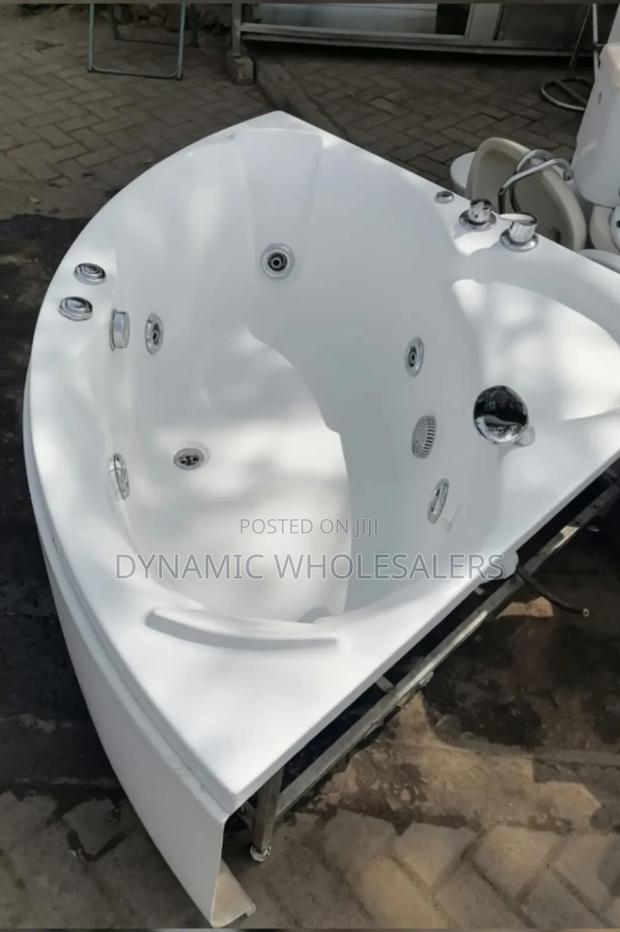 Mordernised Bath Tub Corner Jacuzzi
