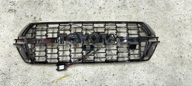 Front Grille V8 Fj 200 Gr Sports Design With Light