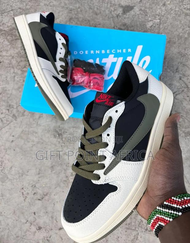 Jordan 1 Reverse Unisex Sneakers - thumbnail 2