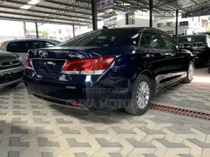 Toyota Crown 2017 Blue