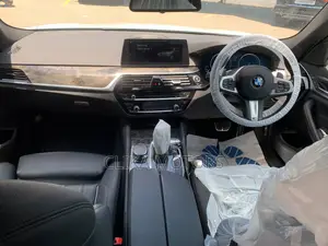 BMW 523i 2017 Off white