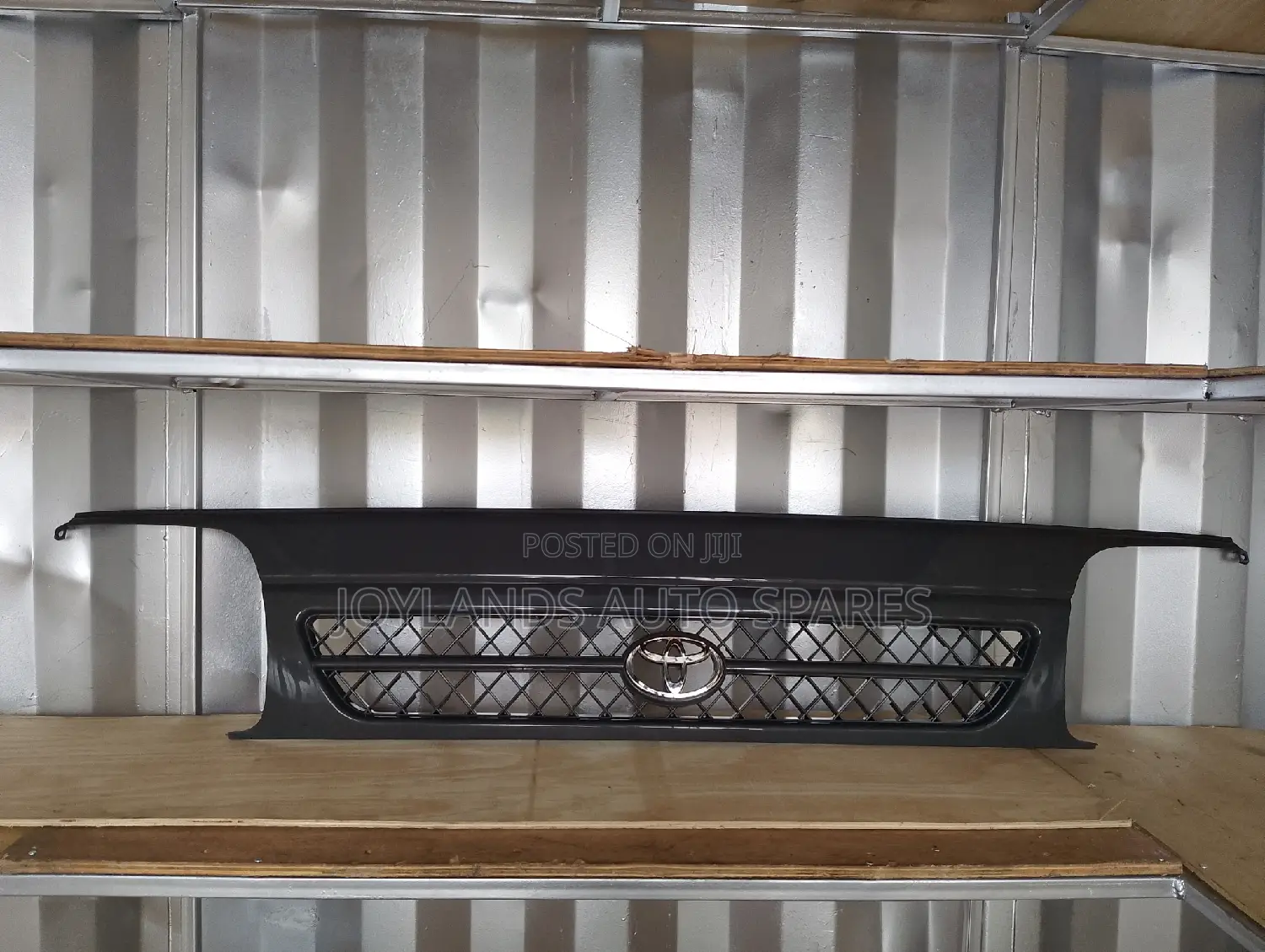Toyota Hiace Shark 5l/3l Grille (Grey)