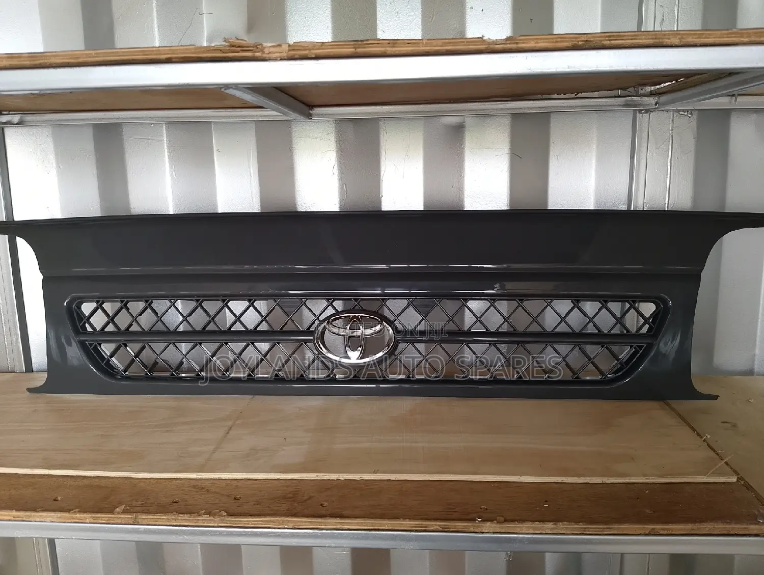Toyota Hiace Shark 5l/3l Grille (Grey)