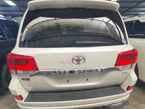 Toyota Land Cruiser 2017 White