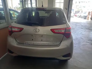 Toyota Vitz 2017 Silver