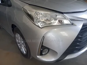 Toyota Vitz 2017 Silver