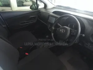 Toyota Vitz 2017 Silver