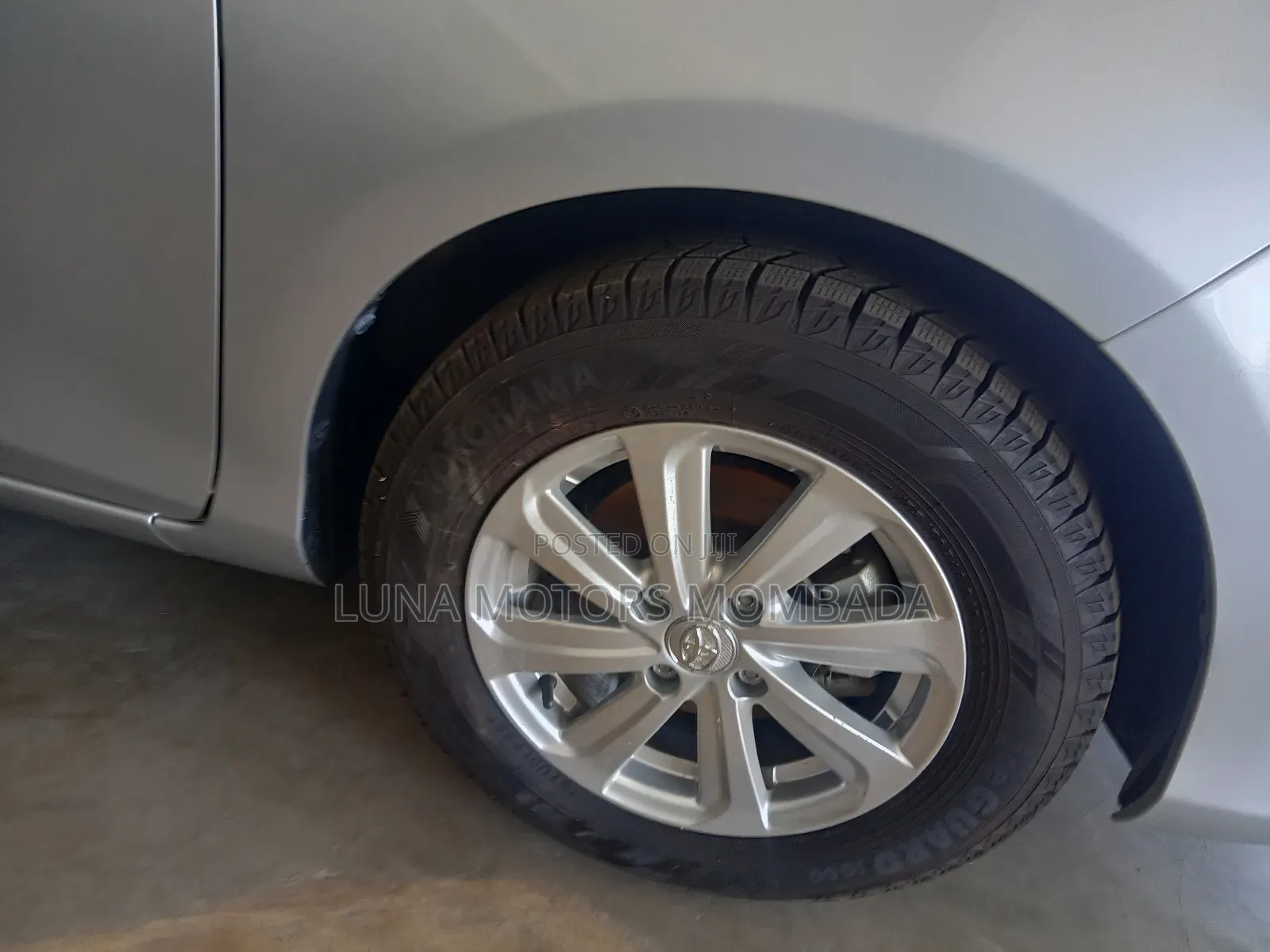 Toyota Vitz 2017 Silver