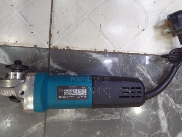 Makita 9557HN Angle Grinder 840W