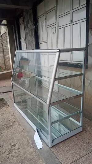 Glass Display for Cakes
