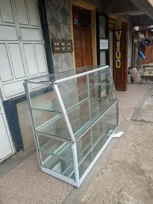Glass Display for Cakes