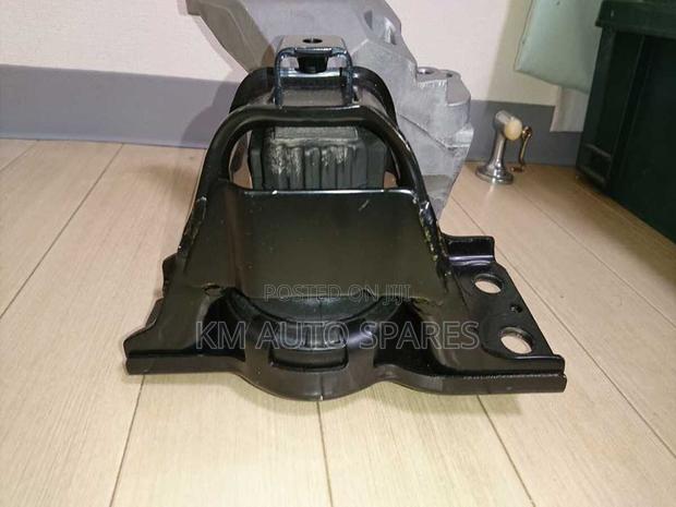 Nissan Serena Engine Mount. - main view