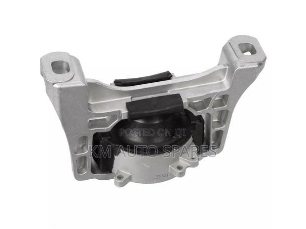 Mazda Premacy Engine Mount. - thumbnail 2