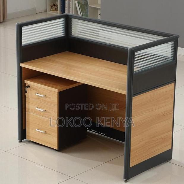 Office Workstation: One Way Modular Office Workstation
