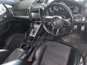 Porsche Cayenne GTS AWD 2018 Pearl