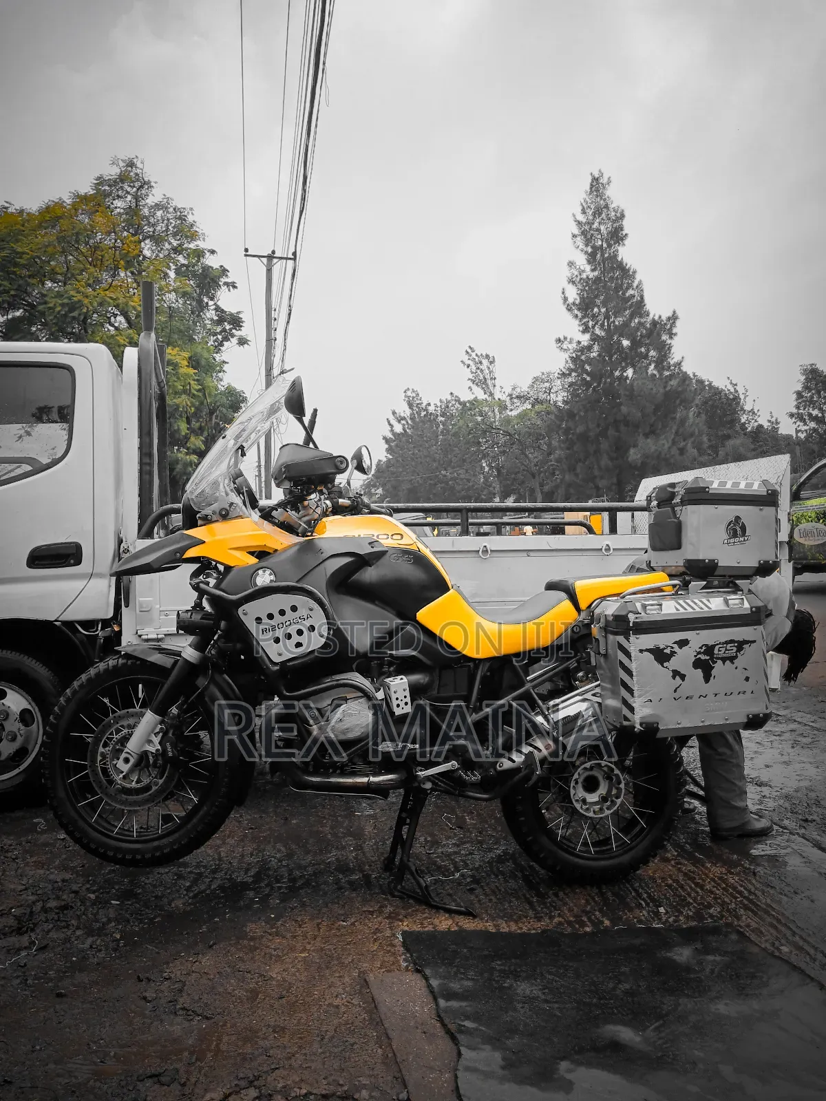 BMW R1200 2011 Yellow