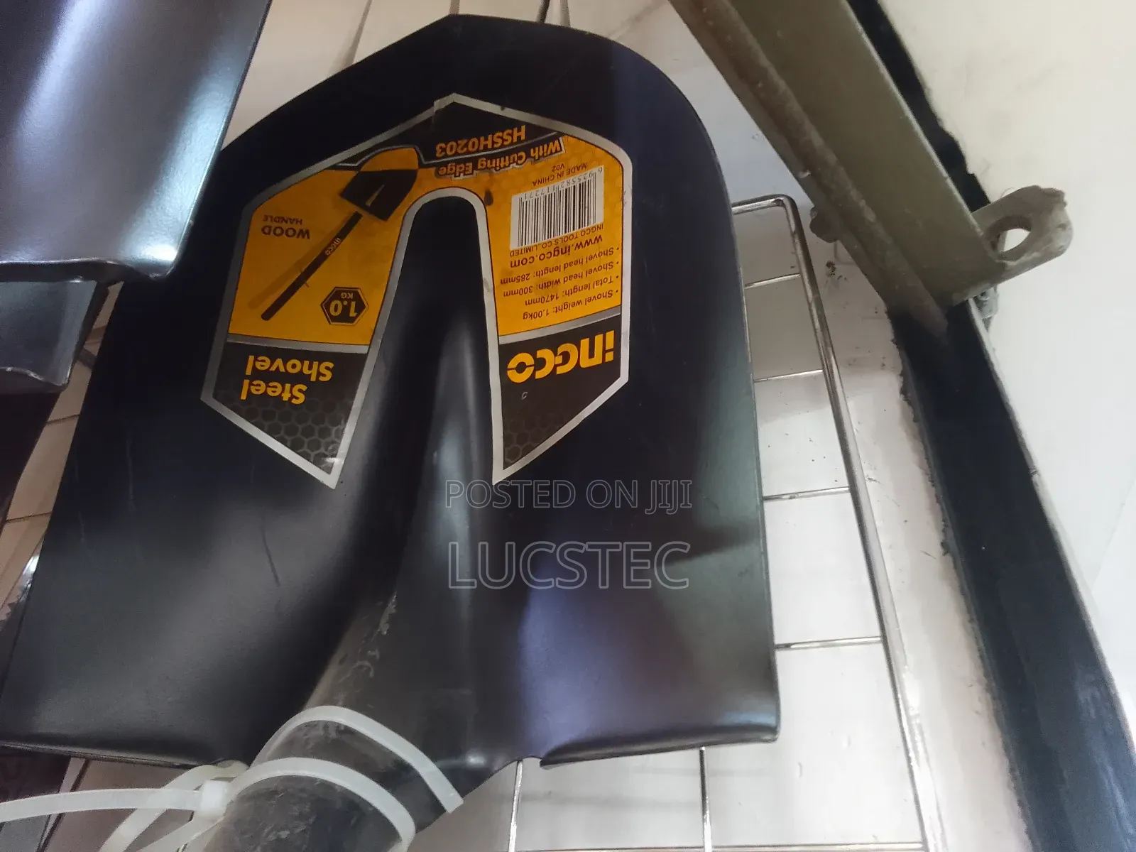 INGCO HSSH0203 Steel Shovel With Cutting Edge 1470mm