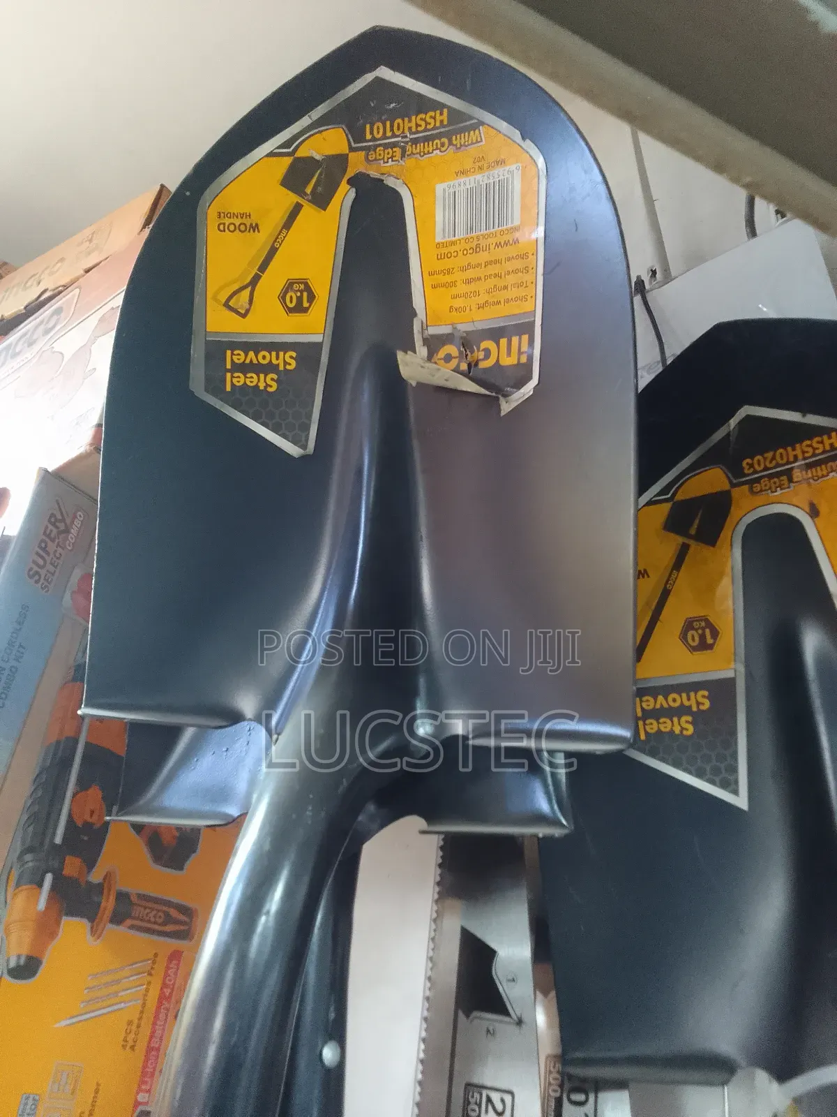 INGCO HSSH0101 Steel Shovel With Cutting Edge 1020mm