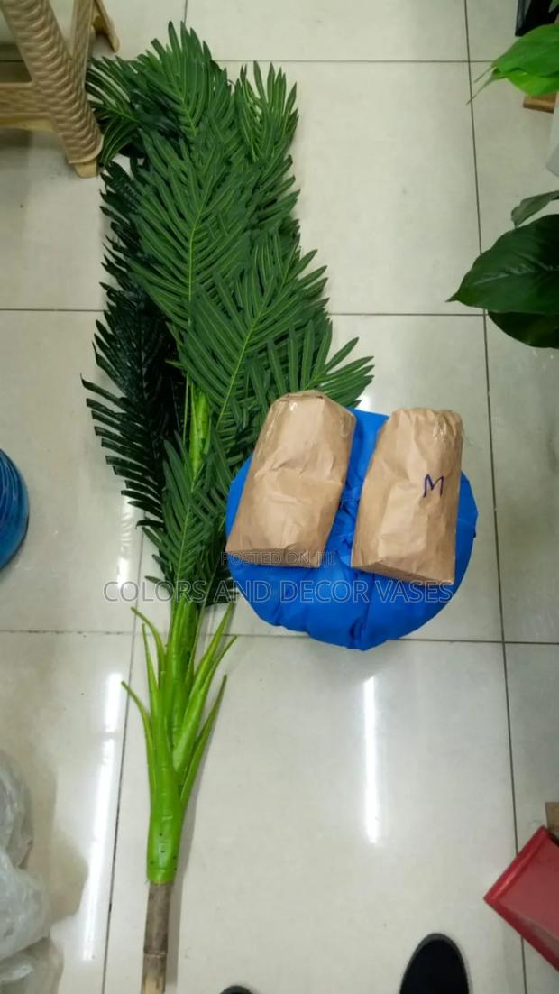 1.5m Palm Tree With Round Plastic Vase and Pebble Stones