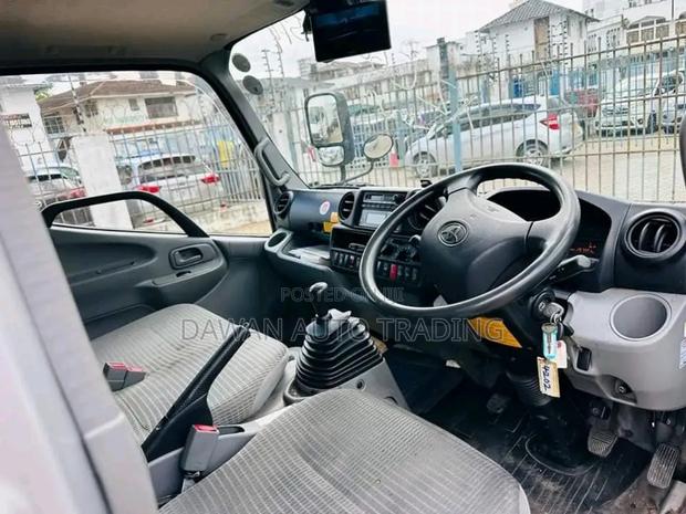 Toyota Dyna 2017 Silver - thumbnail 3