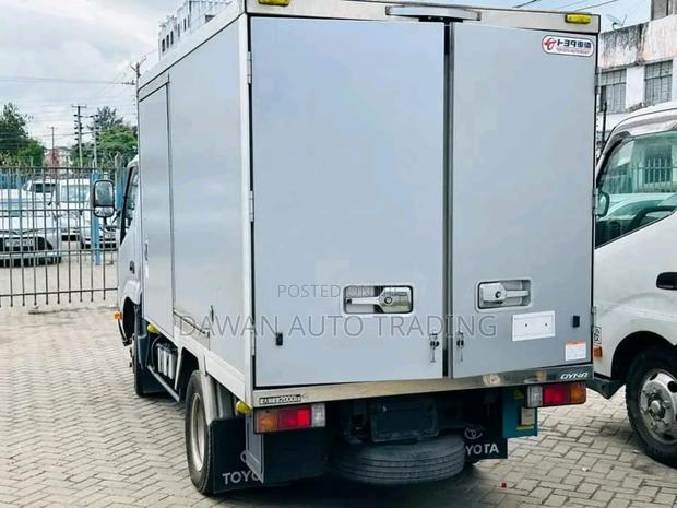 Toyota Dyna 2017 Silver - thumbnail 2