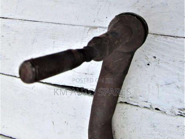 Toyota Hilux Front Stabilizer Bar. - thumbnail 3
