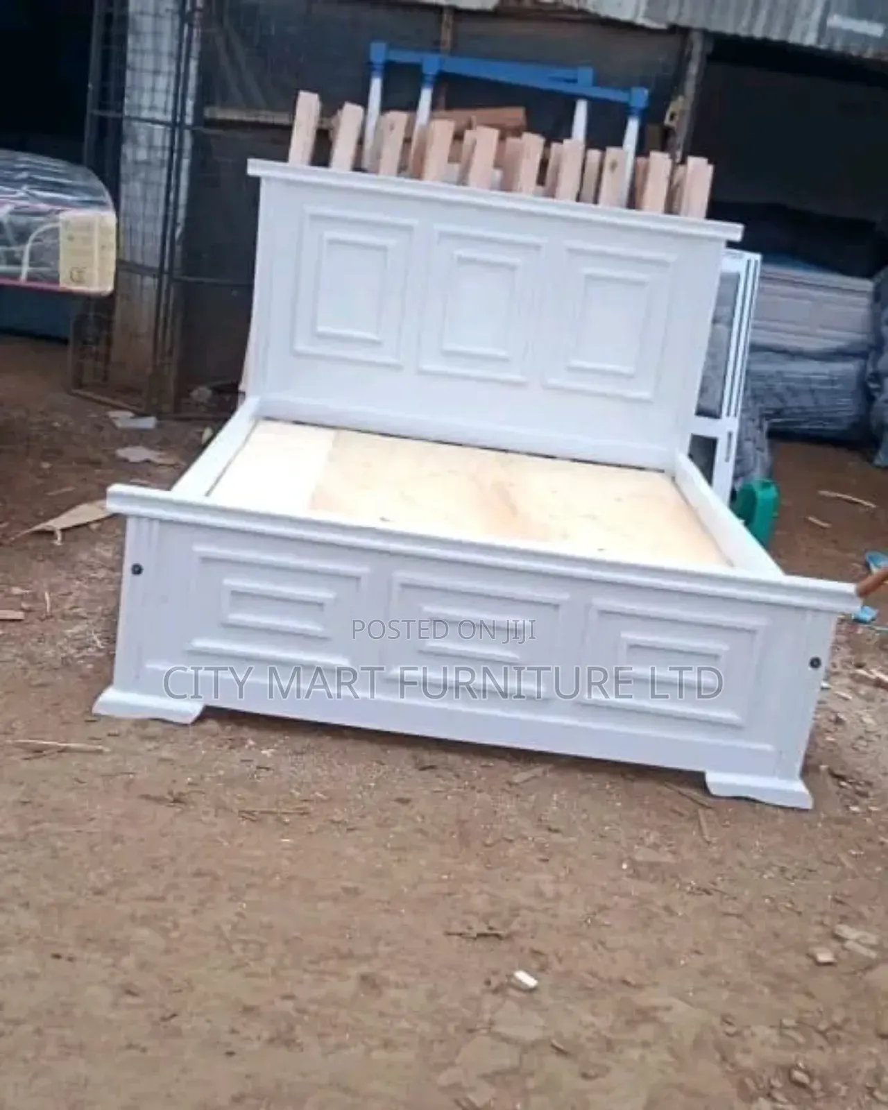 Offer!! Gorgeous Board Bed
