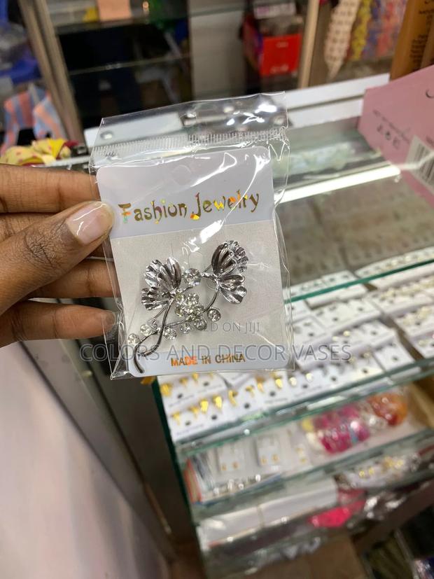 Classic Look With Beautiful Brooches - main view