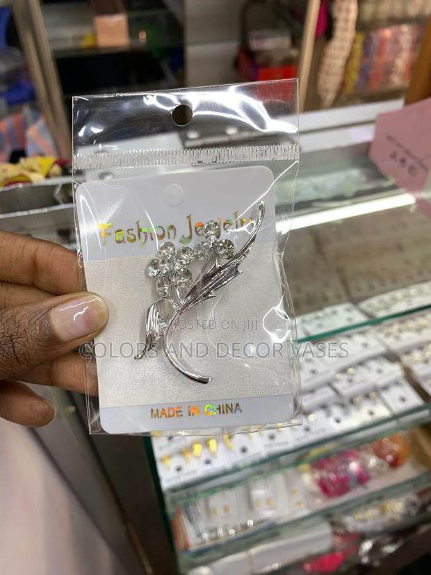 Classic Look With Beautiful Brooches - thumbnail 3