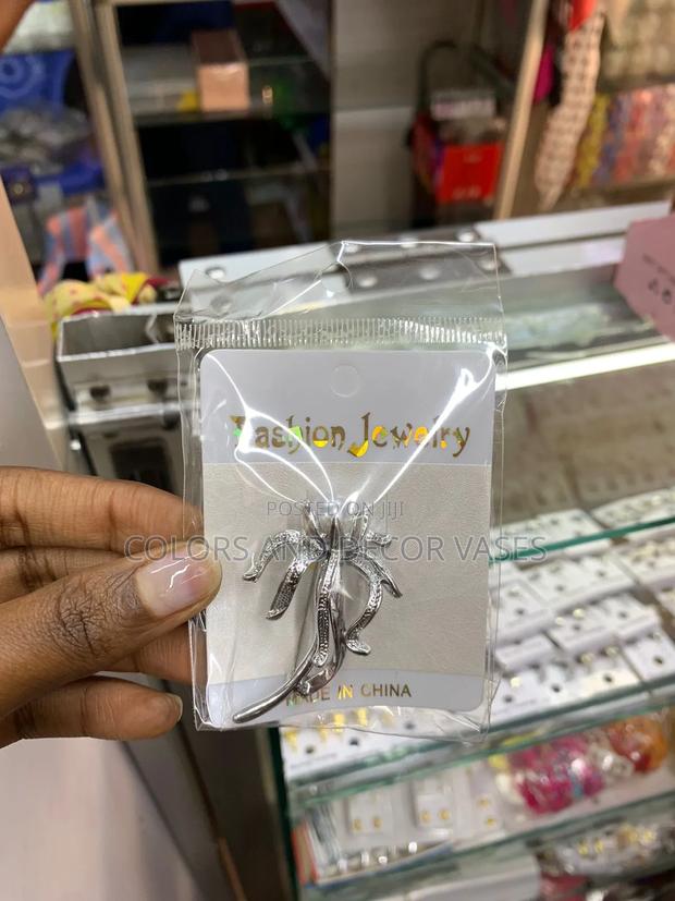 Classic Look With Beautiful Brooches - thumbnail 4