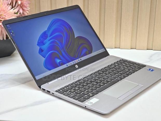 New Laptop HP 250 G10 8GB Intel Core I5 SSD 512GB - main view