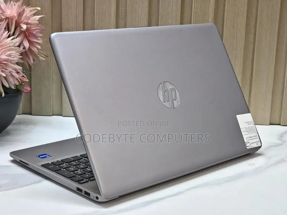 New Laptop HP 250 G10 8GB Intel Core I5 SSD 512GB