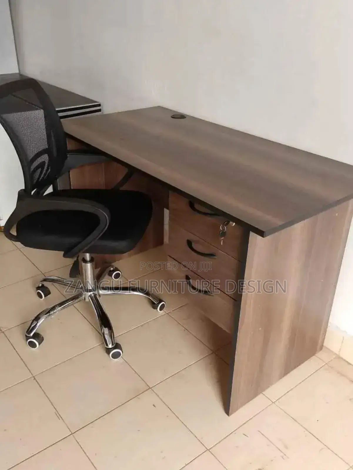 Exemplary Office Desk /Mesh Chair