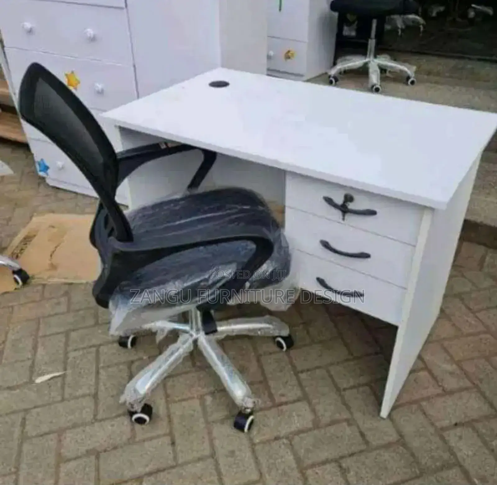White Desk/Chair Black