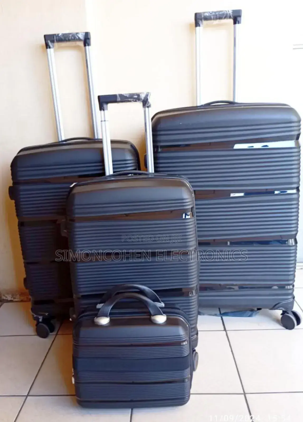 4in1 Luxurious Unbreakable Suitcase(Size 2)
