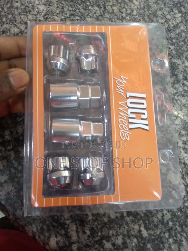 Lock Nuts With 2 Special Keys for Different Car Models - main view