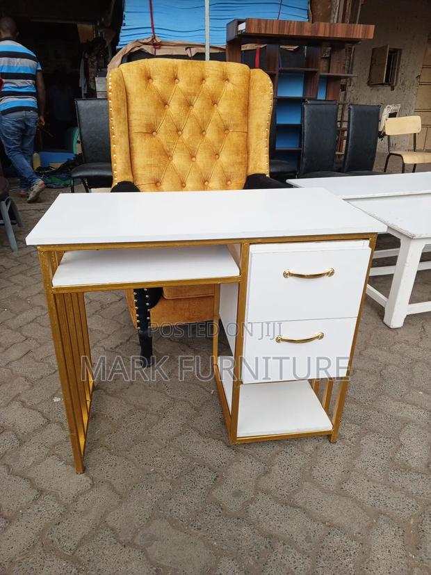 Manicure Table