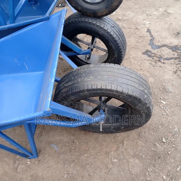 Large Capacity Commercial Wheelbarrows - thumbnail 2