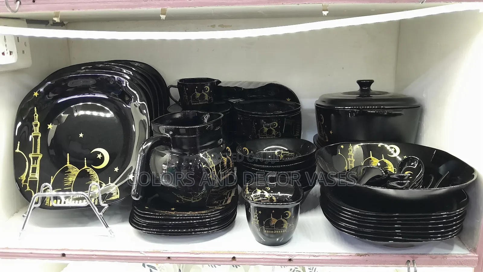 Beautiful Dinner Set to Spice Up Your Occasions