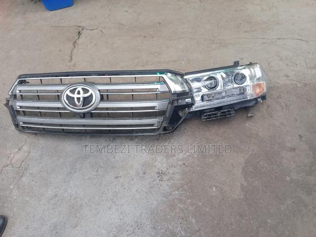 Front Grill and Headlight Toyota Landcruiser Fj 200