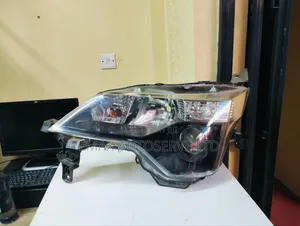 Headlight Toyota Spade 2012 Xenon