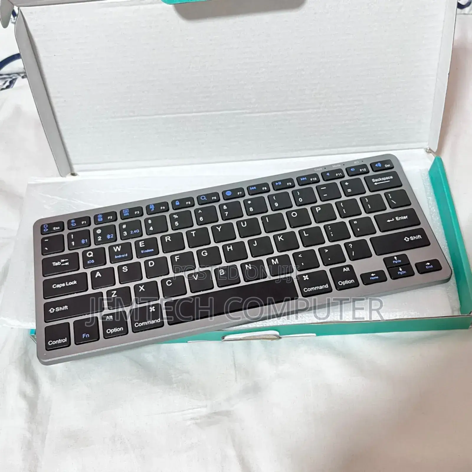 UGREEN Ultra Slim Wireless Rechargeable Bluetooth Keyboard