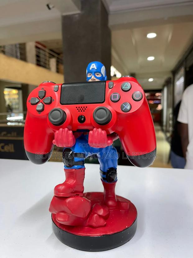 Game Controller Holding Statue Captain America - thumbnail 4