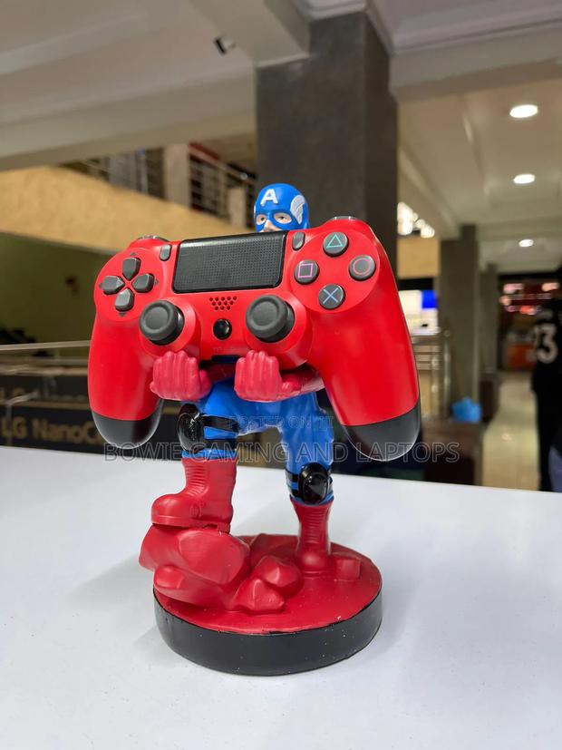 Game Controller Holding Statue Captain America - thumbnail 6