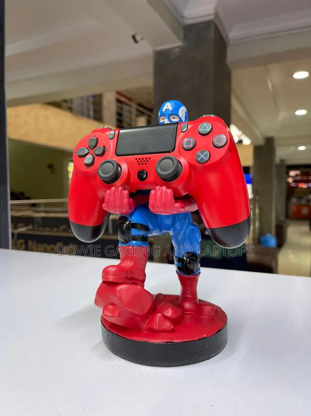 Game Controller Holding Statue Captain America - thumbnail 10