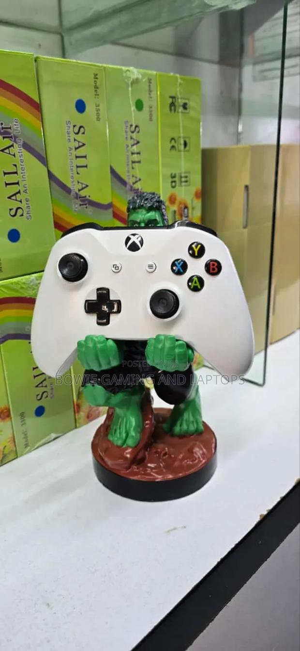 Pad Holding Statue Hulk - main view