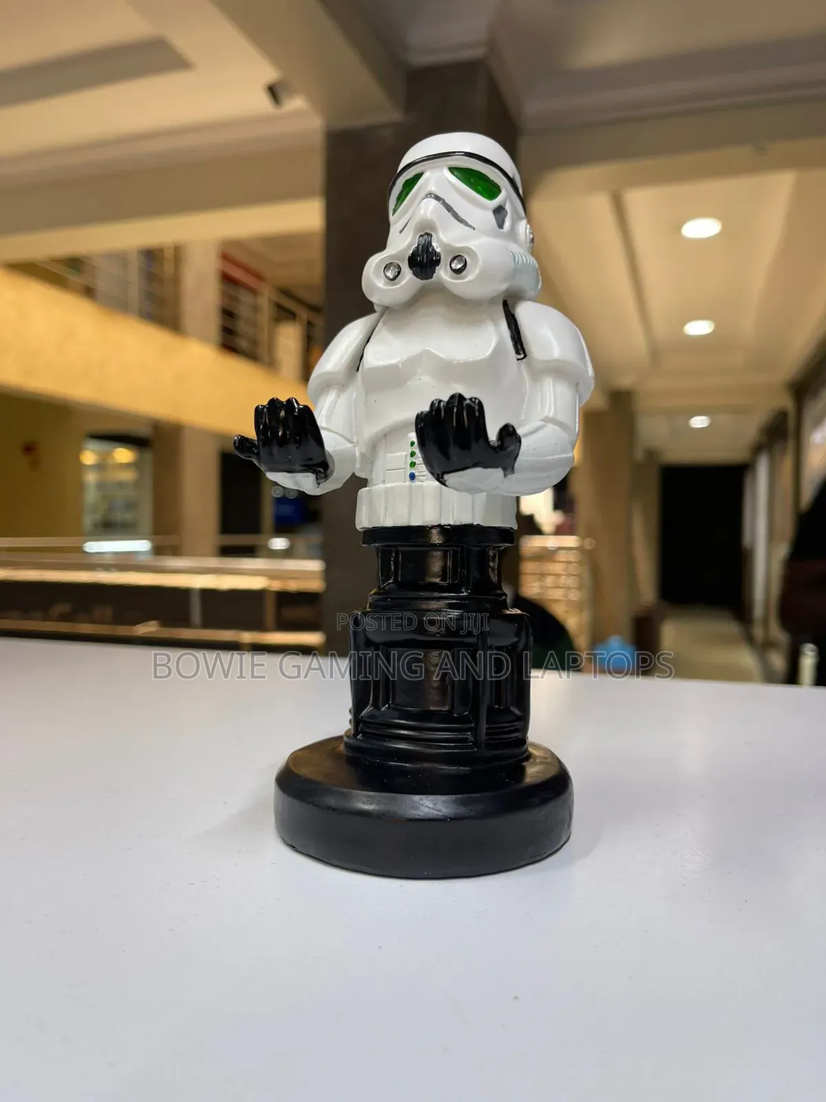 Game Pad Holding Statue Robo Cop
